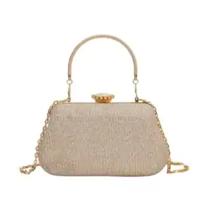 Beige clutch med gyllene kedjehandtag och klicklås.