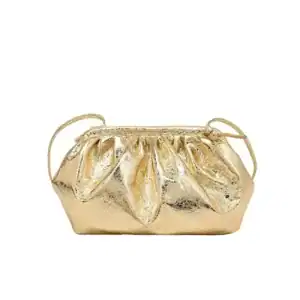 Guld clutch med rynkig design och tunn axelrem, perfekt för festliga tillfällen.