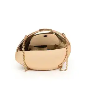 Guld clutch med kedjehandtag och spegelglansig yta.